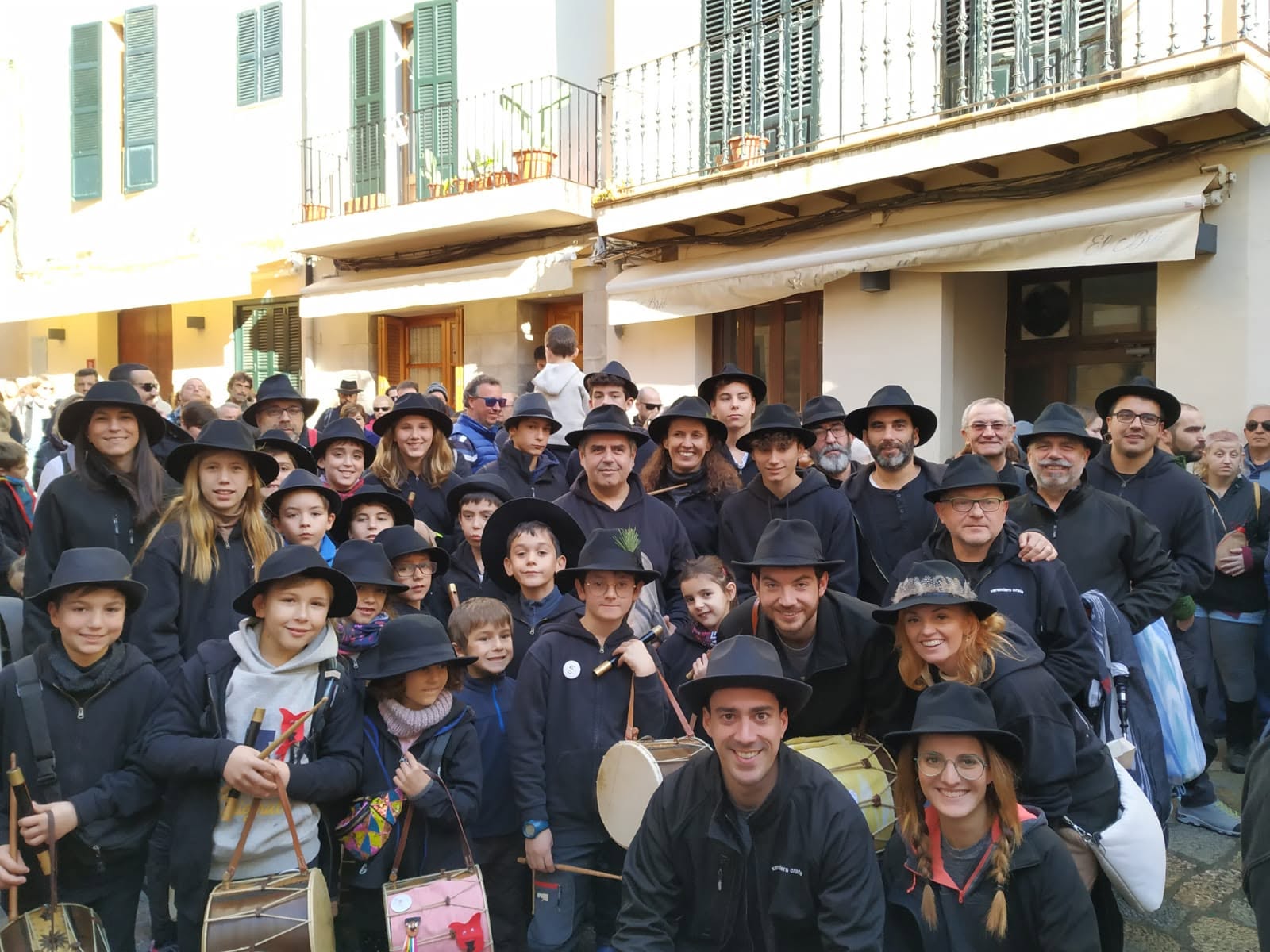 La colla dels Xeremiers Orats reunida a Pollença