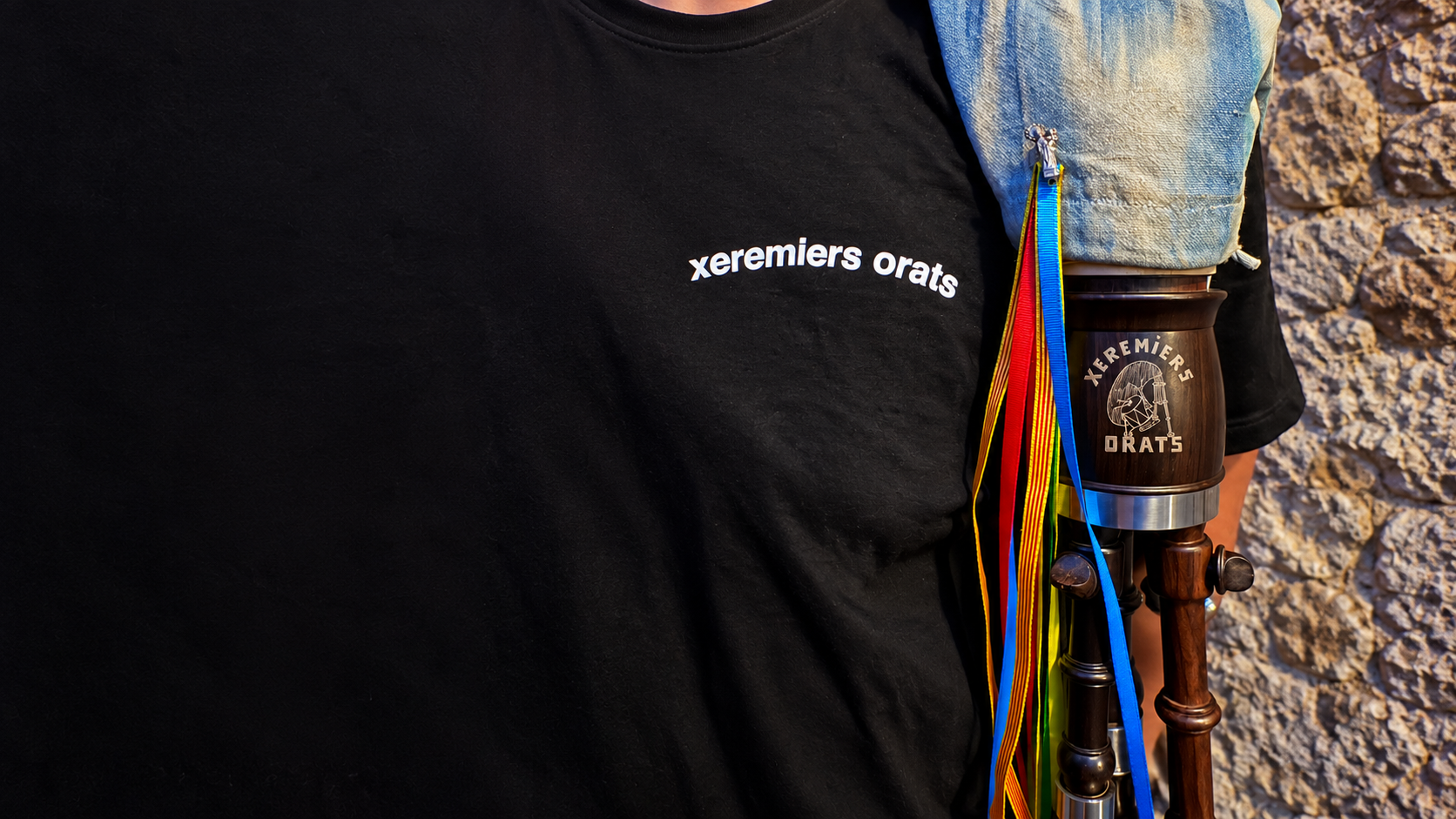 Xeremies amb el logo dels Xeremiers Orats integrat a la fusta fosca i les cintes de colors
